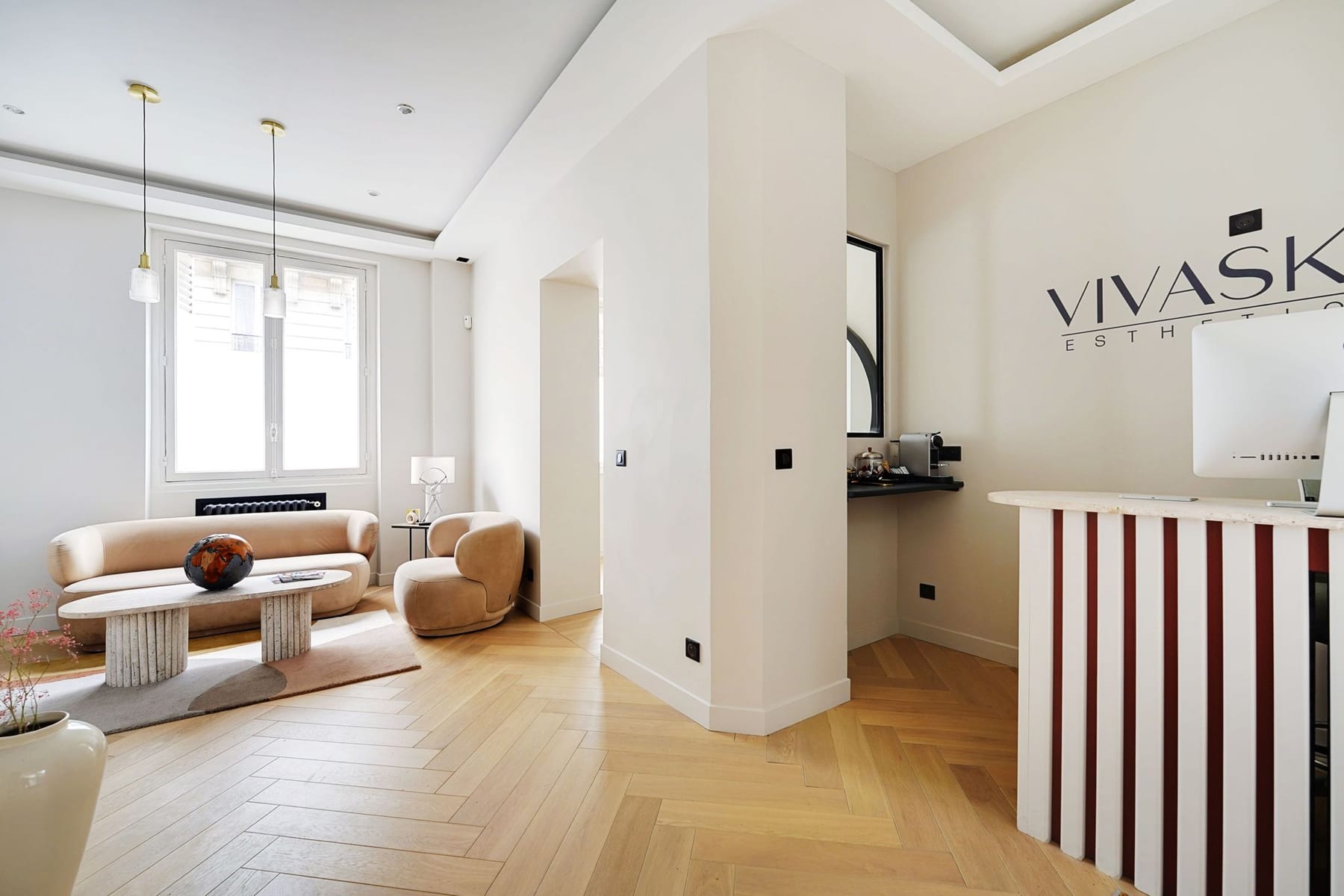 Accueil VivaSkin Esthétique · comptoir et espace d'attente 137 avenue Victor Hugo Paris 16